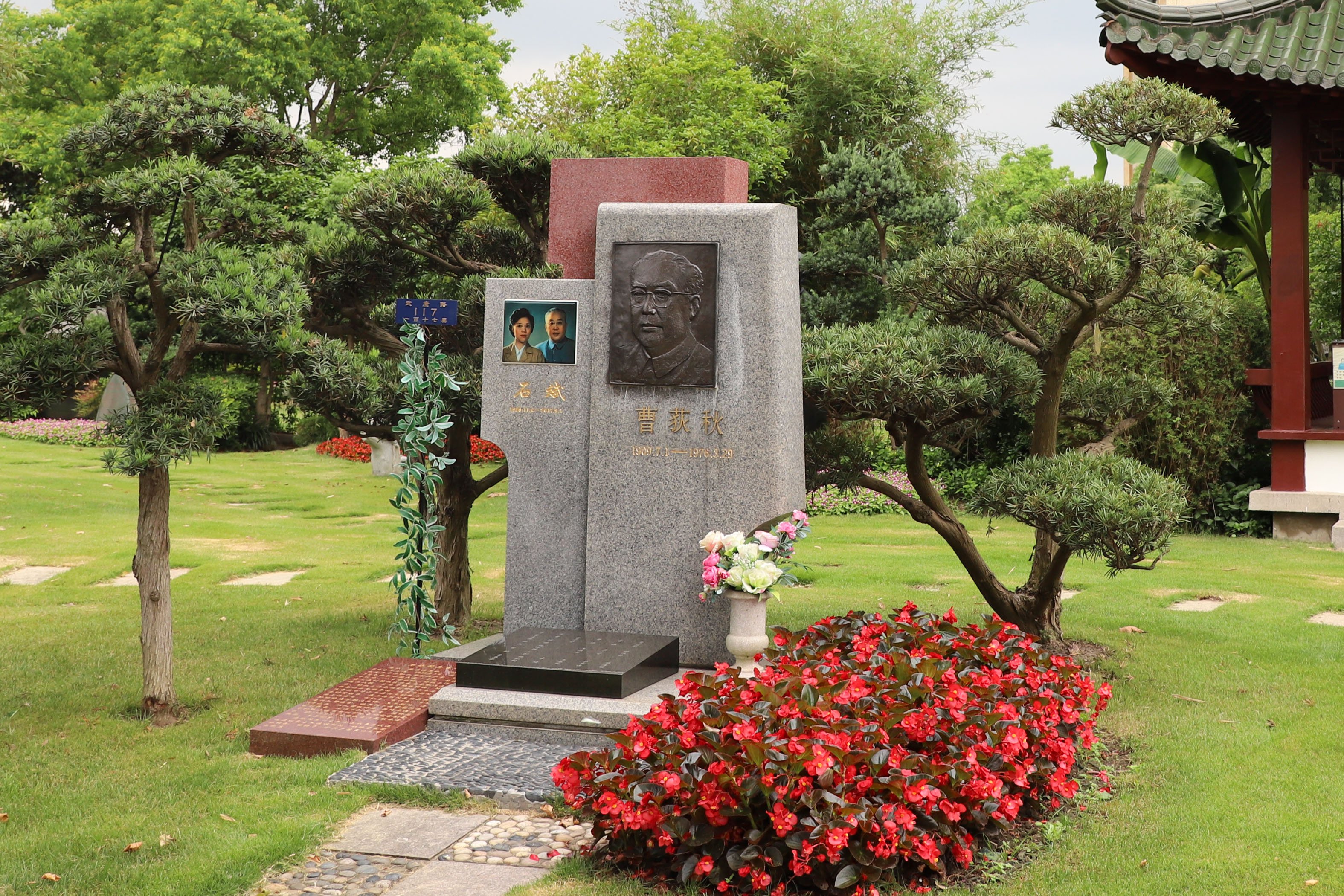 历史回响：曹荻秋纪念碑下的敬仰与思考